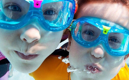 Winterspaß im Schwimmbad: So macht das Schwimmen mit Kindern auch in den kalten Monaten Spaß